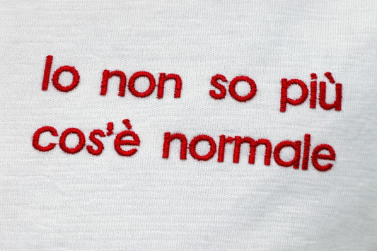 T-Shirt Donna Ricamo “Io Non So Più Cos’è Normale” – Made in Italy