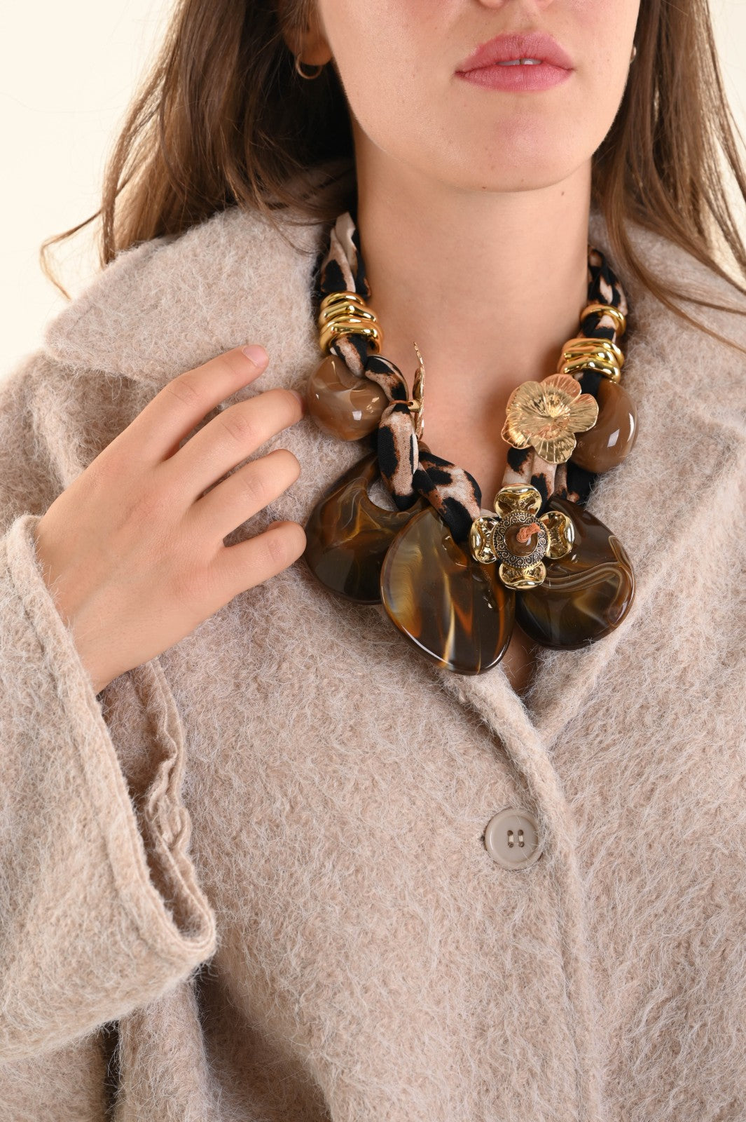Collana Foulard Maculato con Maxi Pendenti Dorati