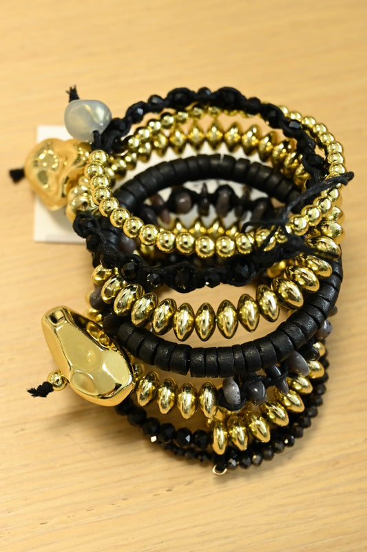 Bracciale Elastico Multistrato con Perle e Dettagli Oro