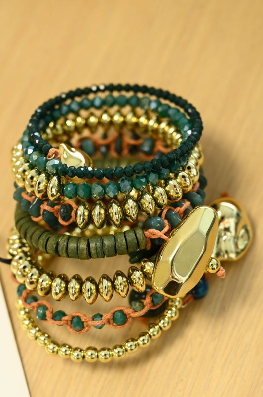 Bracciale Elastico Multistrato con Perle e Dettagli Oro