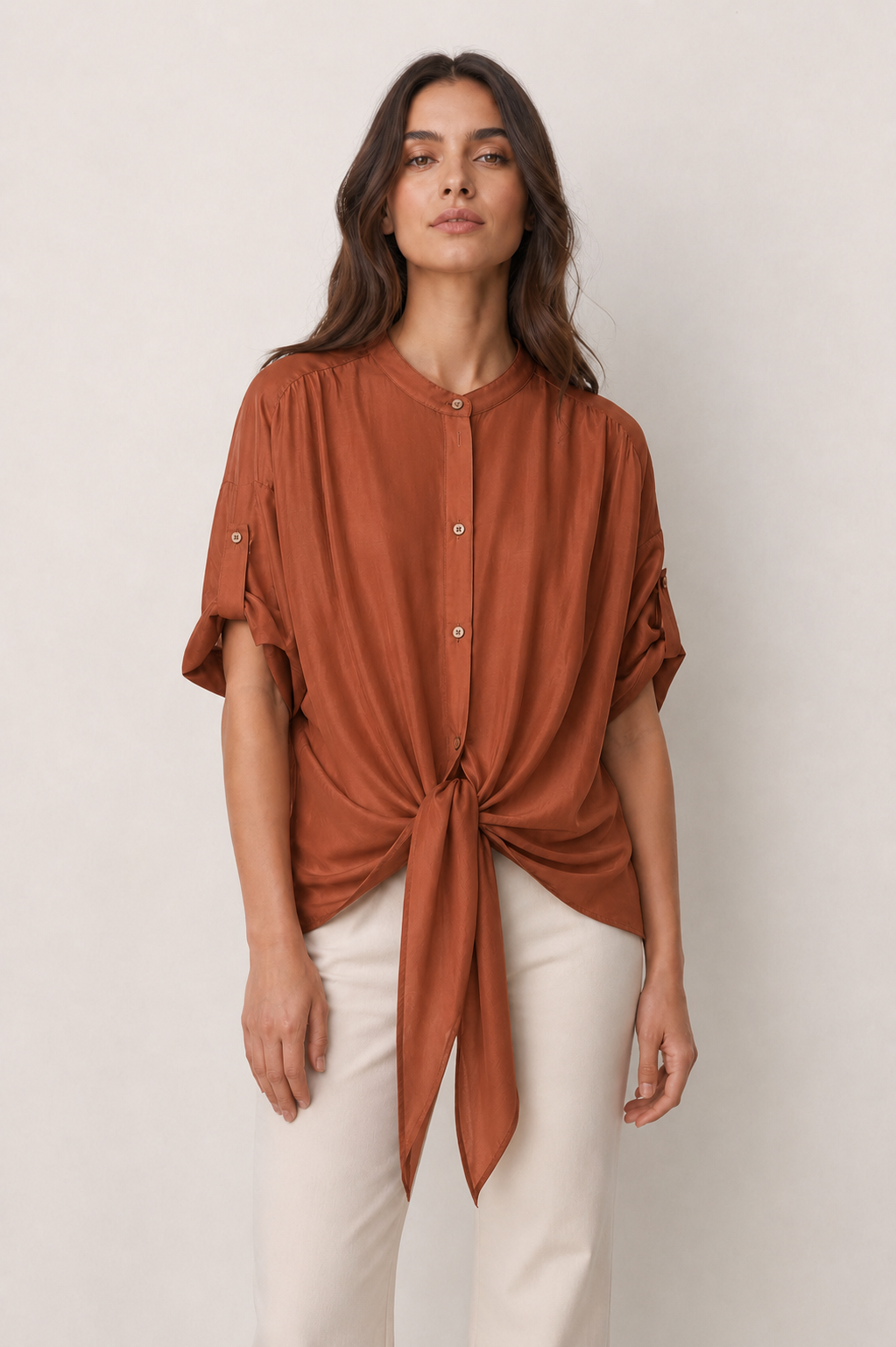 Blusa con Nodo Frontale e Maniche Regolabili – Made in Italy