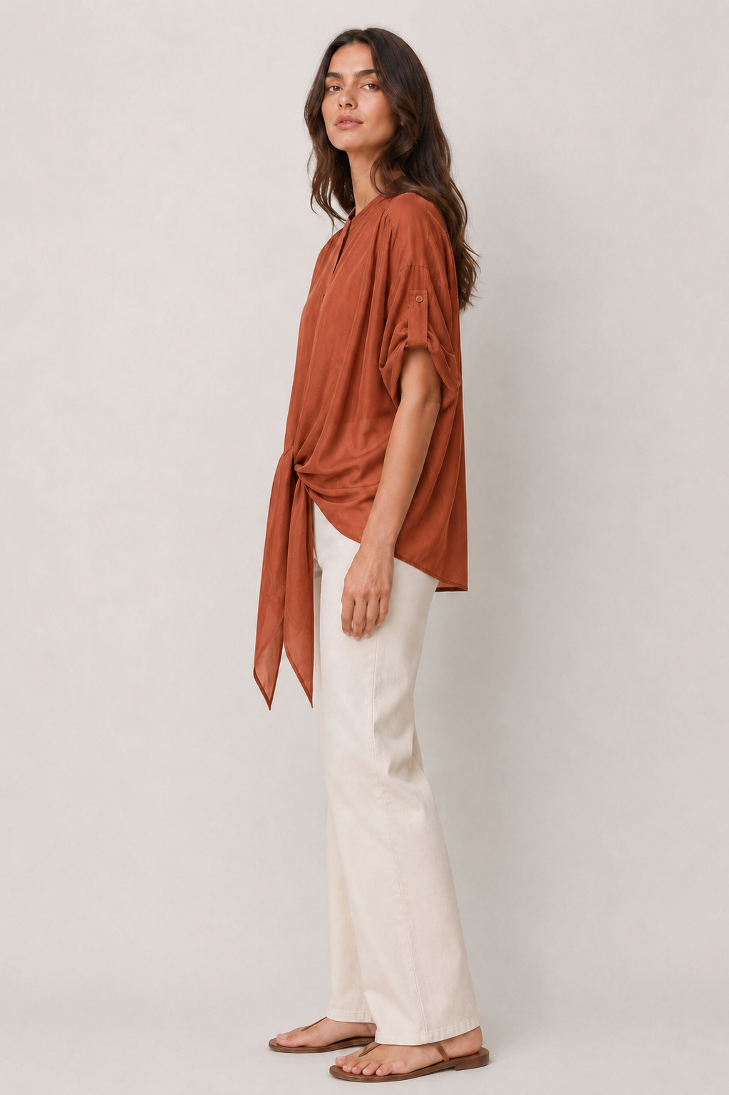 Blusa con Nodo Frontale e Maniche Regolabili – Made in Italy