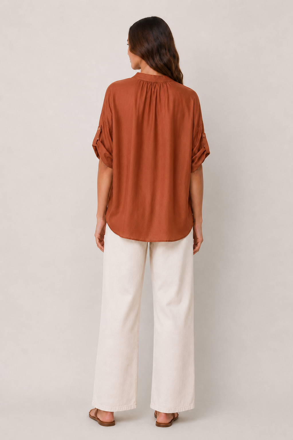 Blusa con Nodo Frontale e Maniche Regolabili – Made in Italy
