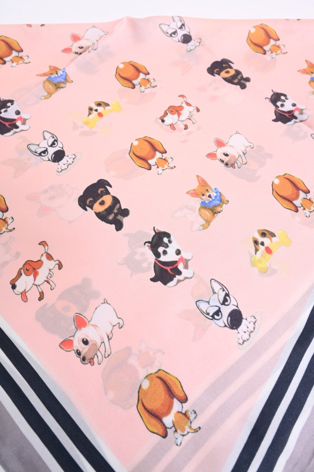 Foulard Stampa Cani – Accessorio Donna Versatile e Originale