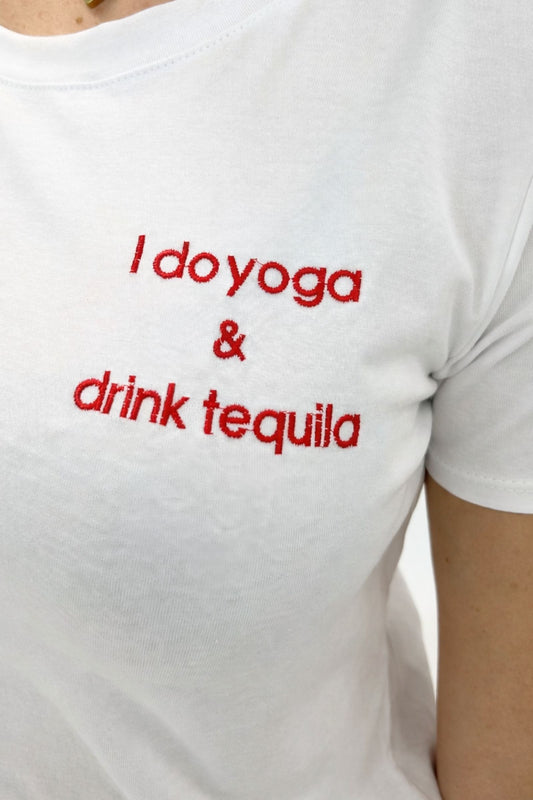 T-Shirt Donna Ricamo “I Do Yoga & I Drink Tequila” – Made in Italy
