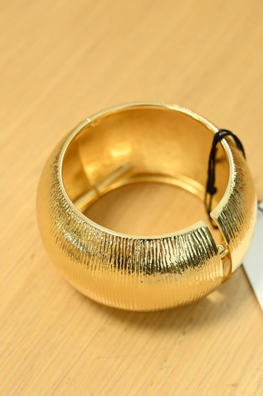 Bracciale Rigido Maxi Oro con Superficie Lavorata a Rilievo