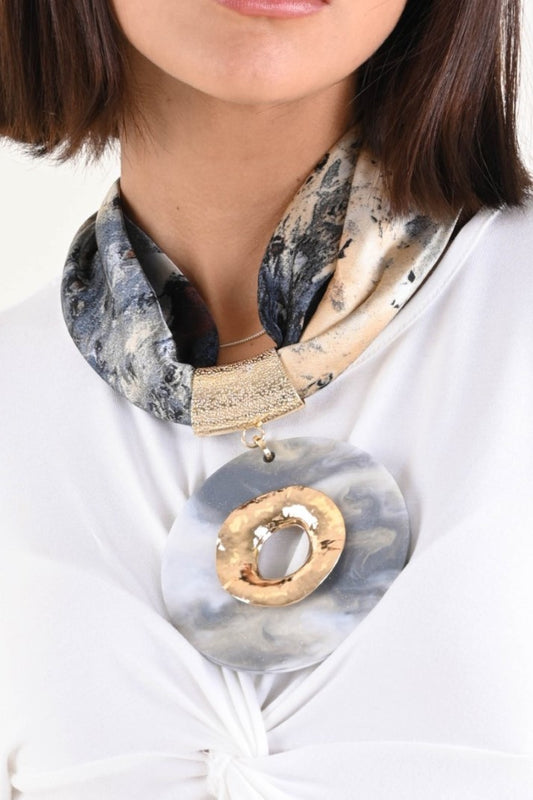 Collana con Cerchio Maxi – Foulard Decorativo con Pendente Statement